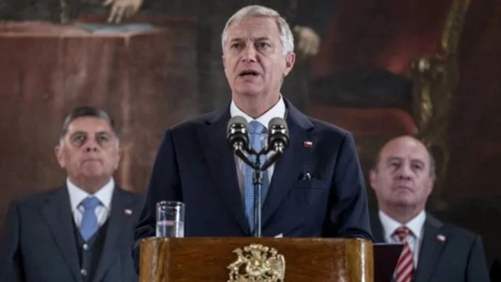 Desaprobación de José Antonio Kast escala al 52%