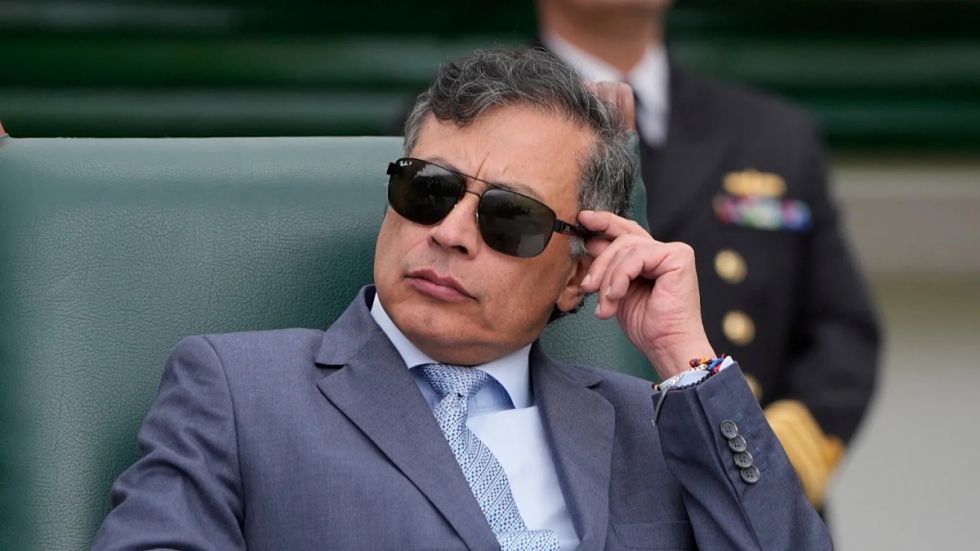En Colombia buscan suspender a Petro