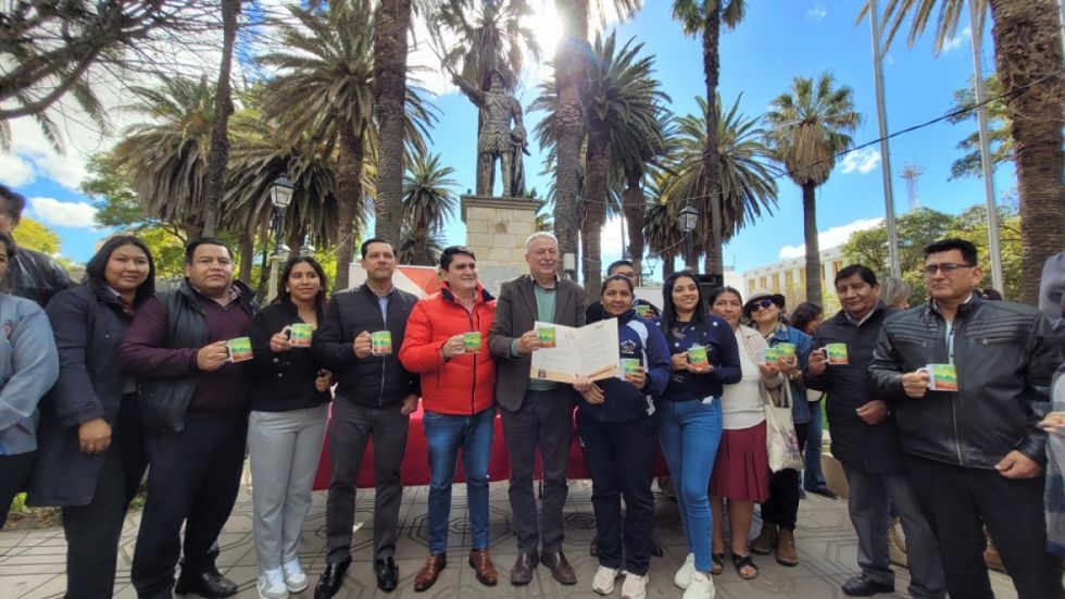 Entregan tazas de cerámica para el desayuno escolar 