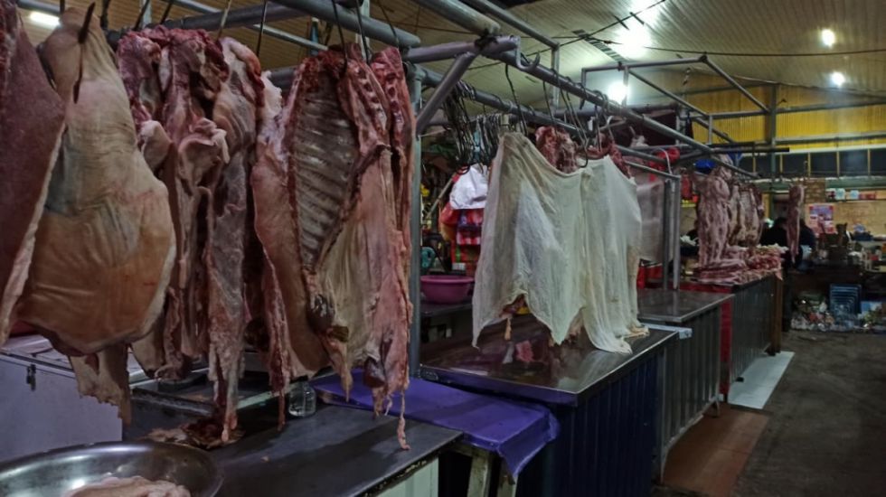 La carne de pollo y cerdo se  reajustan por la crisis social