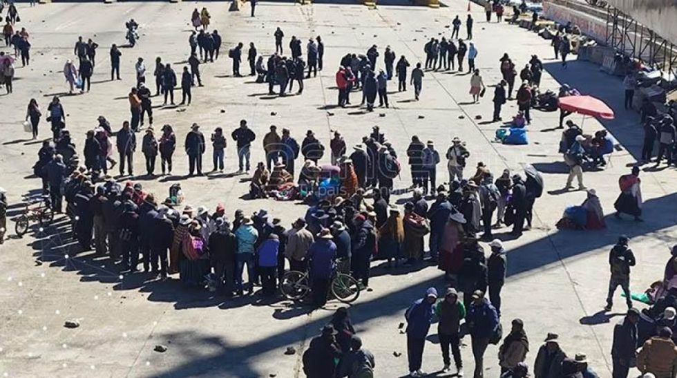 Campesinos de Túpac Katari instruyen mantener bloqueos y ordenan el paso de ambulancias y oxígeno