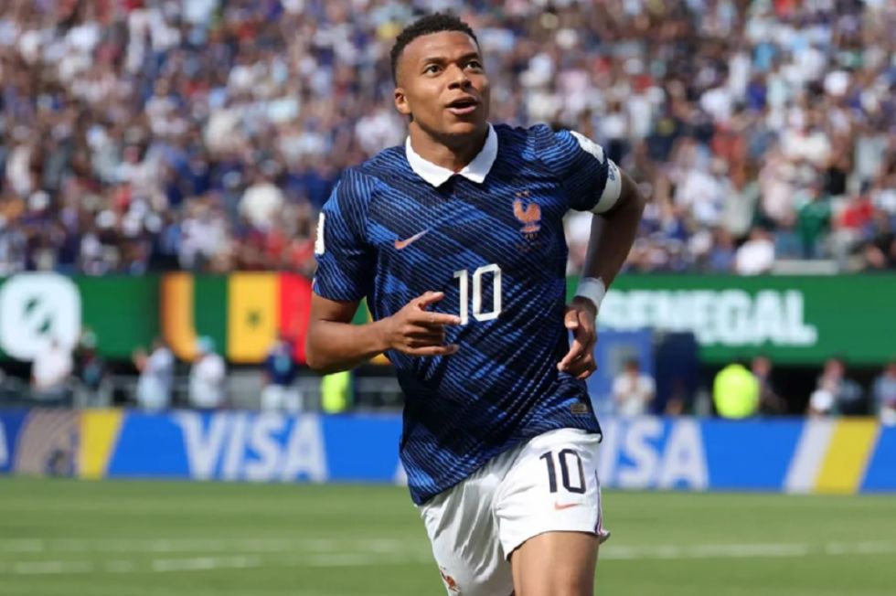 Francia vence a Senegal con doblete y golazo de Mbappé