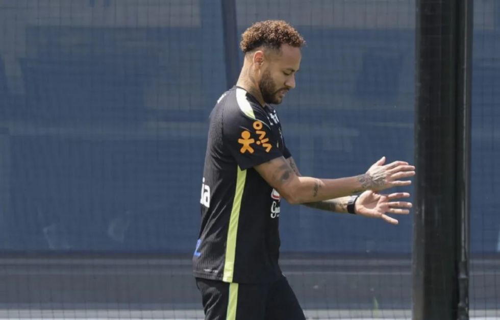 Neymar vuelve a entrenar y anima a la selección brasileña