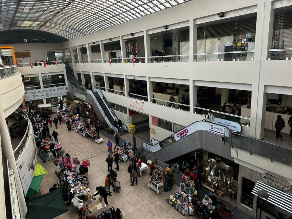 Adulto mayor cae en escaleras mecánicas del Mercado Central y responsables evitan dar explicaciones