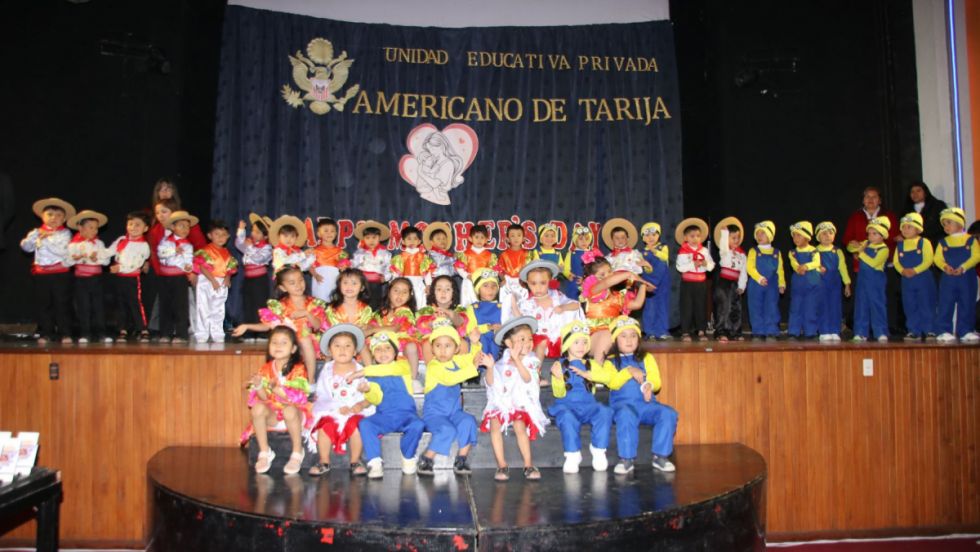 Los niños de primera sección en el Kínder Americano