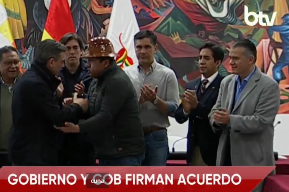 A 50 días de bloqueos, el Gobierno y la COB firman acuerdo para pacificar el país 