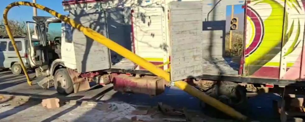 Tarija: Camión que transportaba presunto contrabando impacta contra un semáforo (Video)