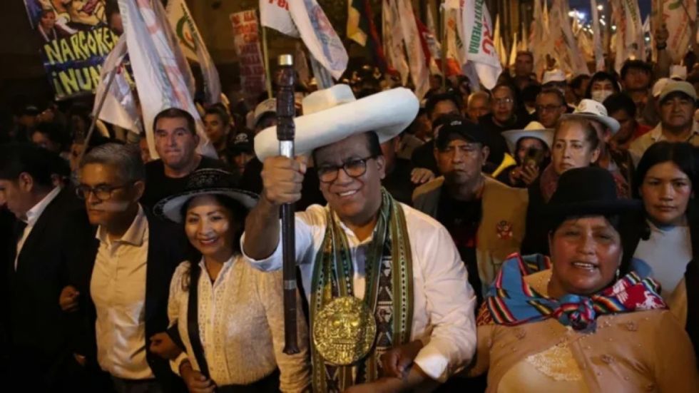 Peruanos defienden el voto de Sánchez