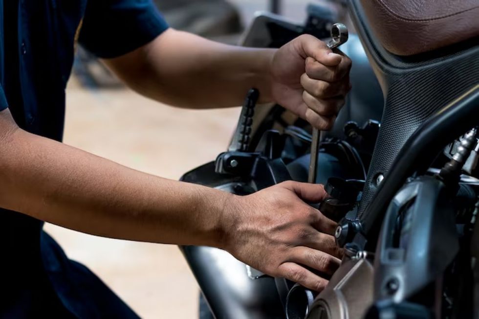 Diprove recupera motocicletas y baterías en un taller