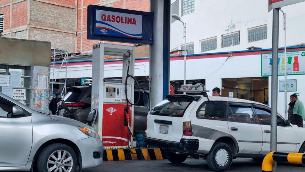 Ante las largas filas por combustible, YPFB pide “un poquito de paciencia” 
