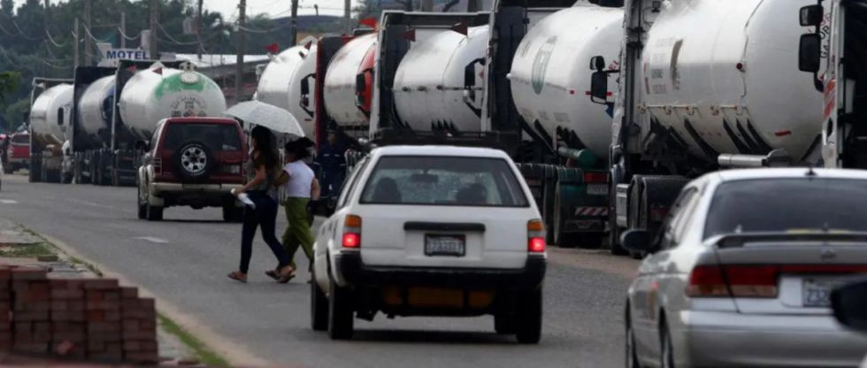 Gobierno autoriza a privados a importar combustible, pero prohíbe mezclarlo con el que trae YPFB