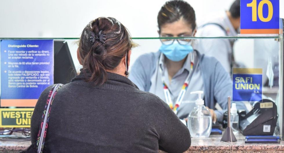 Asoban: El 99,5% de los créditos está en bolivianos, no afectará el dólar flexible 