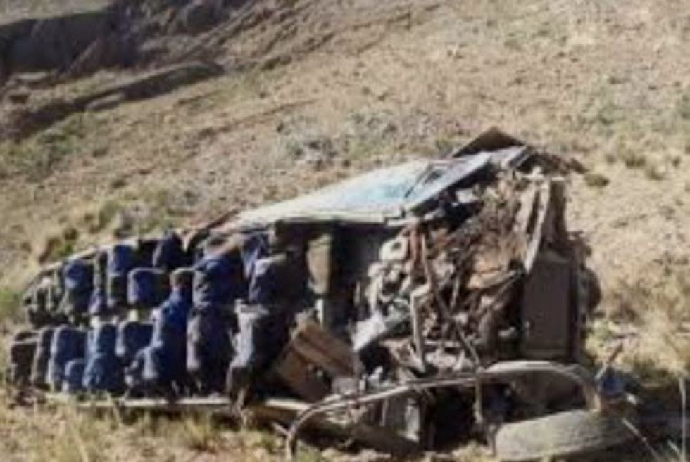 Bomberos: Nueve fallecidos por la caída de un minibús a un barranco y cuatro son menores de edad