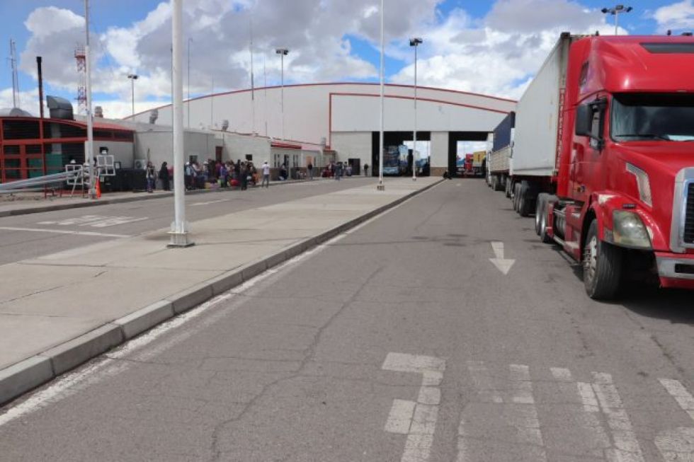 Reportan que más de 500 camiones están varados en la frontera con Chile