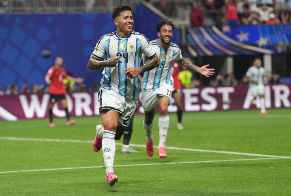 Argentina saca adelante un partido con más amor propio que fútbol