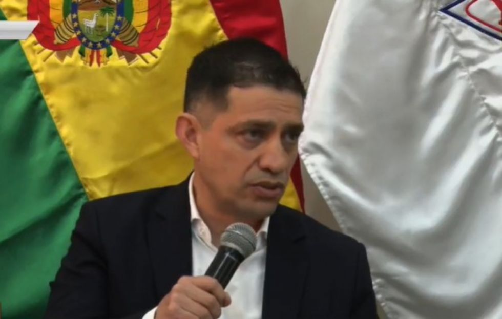 "El combustible está, el problema es la fluidez": YPFB explica las filas en los surtidores