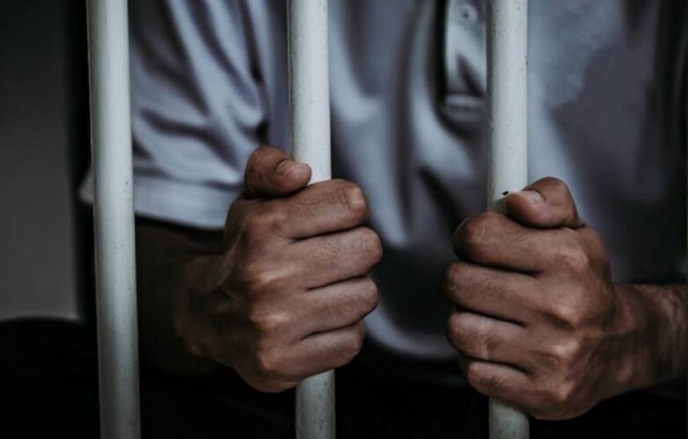 Lo condenan a 20 años por violar a una menor