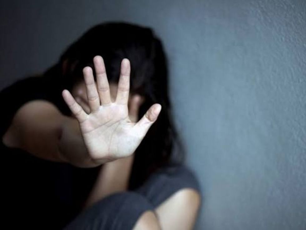 Denuncian a ebrio por gritar y lanzarle objetos a su pareja