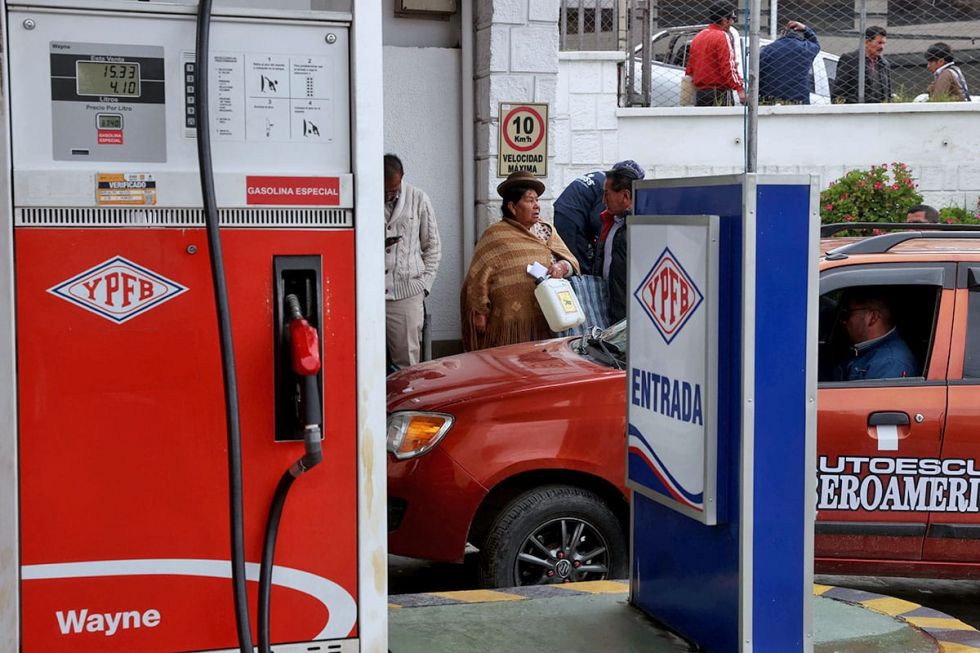 Decreto congela por 12 meses los precios de los carburantes