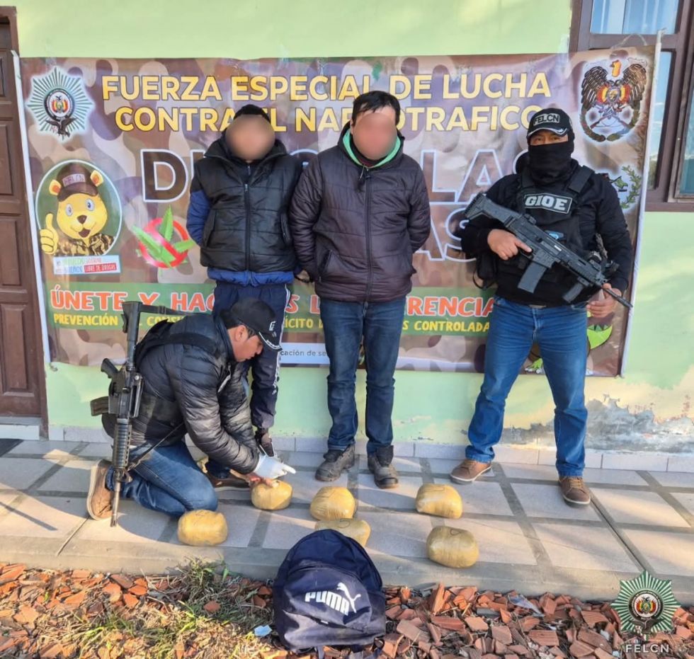 Caen en posesión de seis paquetes de marihuana