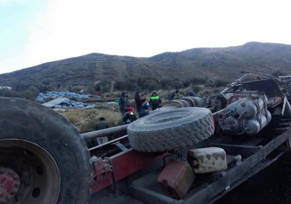 Camión cargado con papas se embarranca con 9 miembros de una familia 