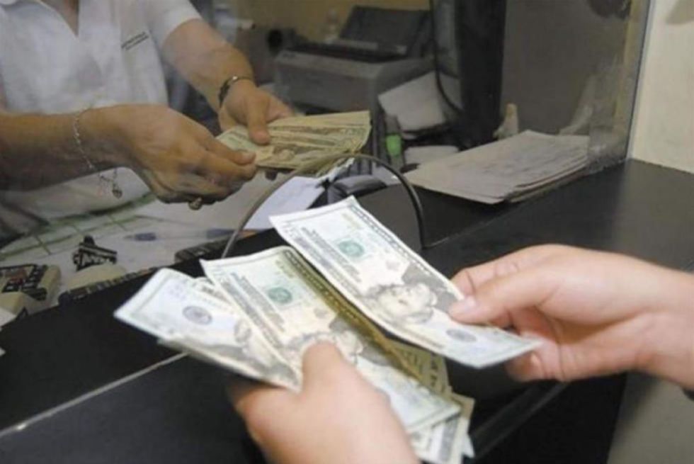 Inicia otra etapa de devolución de dólares en los bancos 