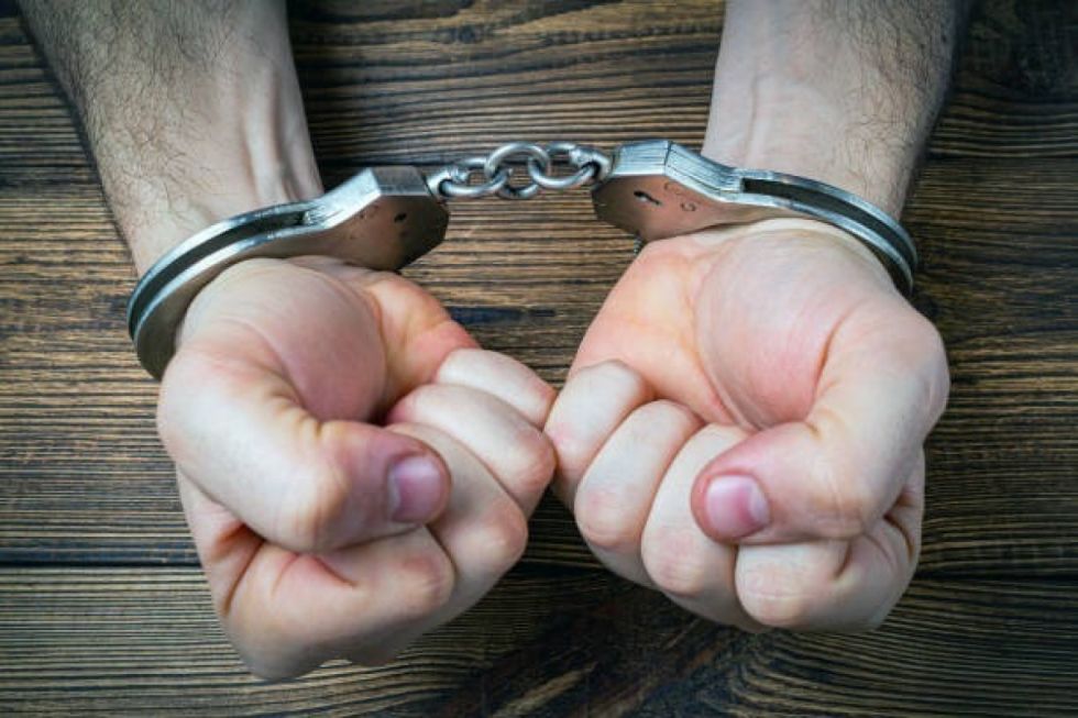 Le dan 30 años por violar repetidamente a su sobrina de 11