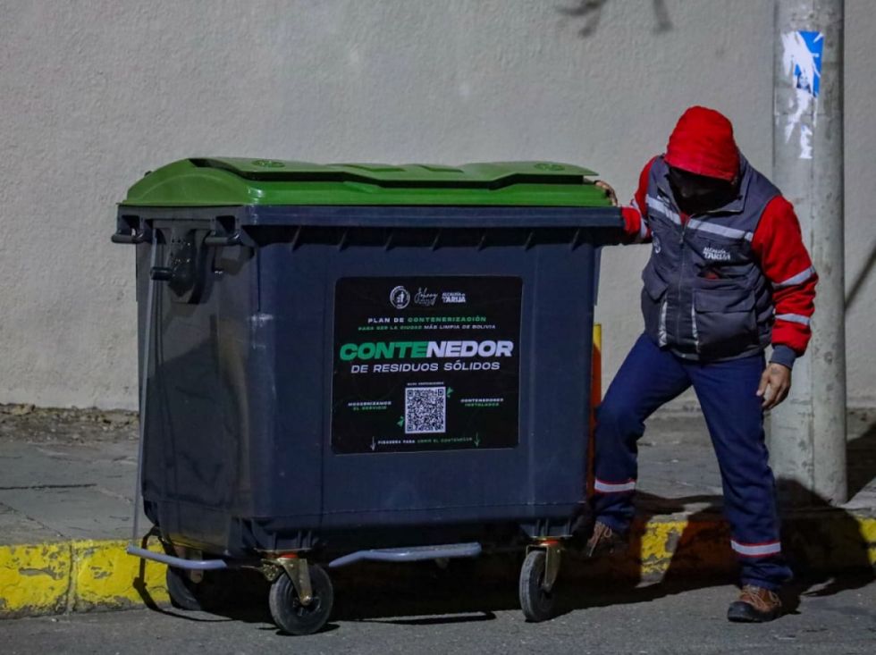 EMAT distribuye 30 contenedores en el barrio El Molino 