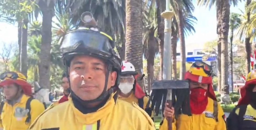 Bomberos voluntarios esperan desde las 6:00 un vehículo para combatir incendio en San Lorenzo