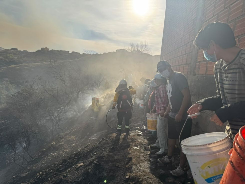 Incendios avanzan sin tregua entre comunidades de Cercado y Méndez 
