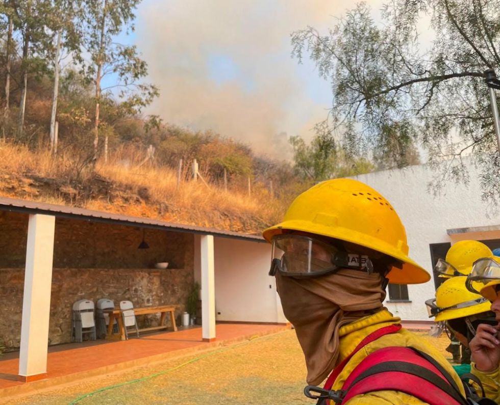 "Nos hace falta el helicóptero": el pedido desde la primera línea del incendio en Sama