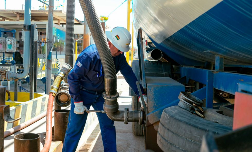 Diésel: La estatal petrolera ya descarga de Arica