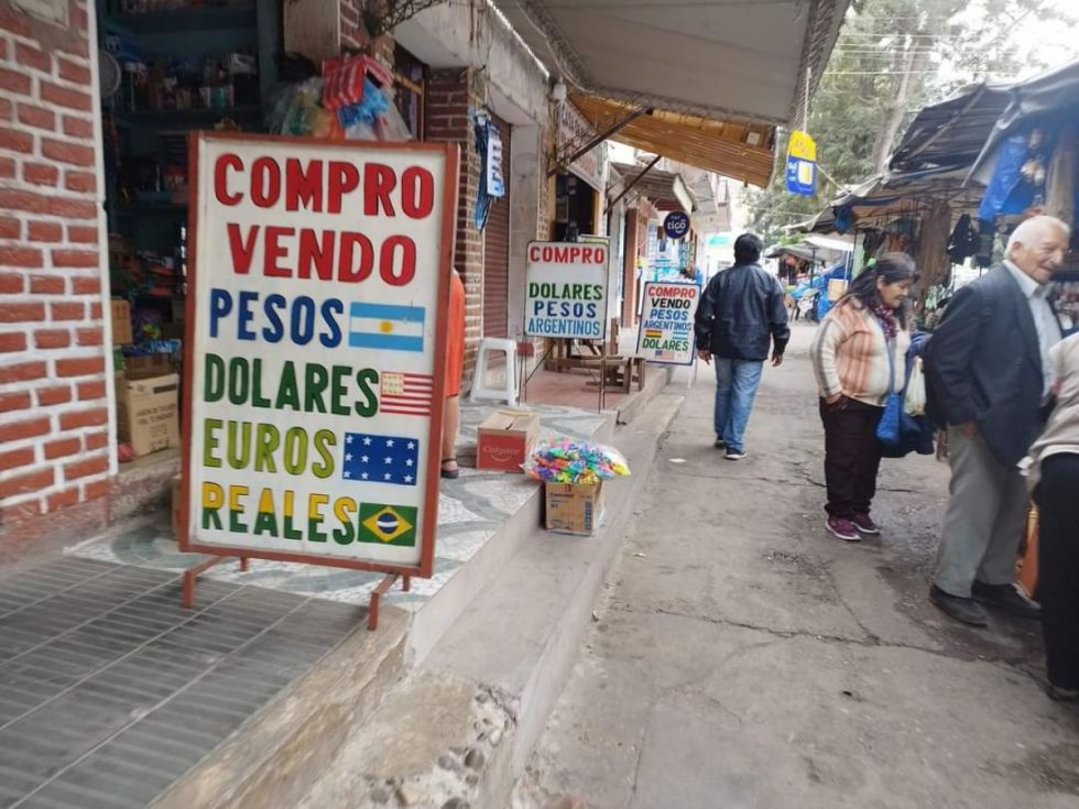 La moneda boliviana deja de ser referencia en las fronteras