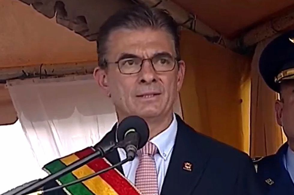 Paz defiende que sus viajes son para atraer inversiones 