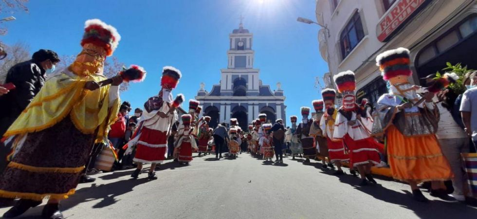 Cada traje lleva trabajo, tradición y fe