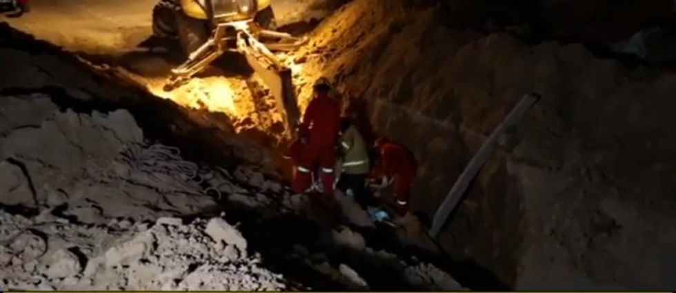 Dos trabajadores quedan enterrados durante una excavación, uno falleció