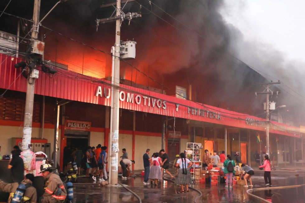 Gobierno activa operativo de emergencia para controlar el incendio en Barrio Lindo