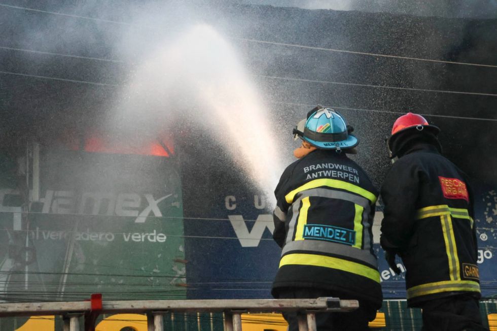 Más de 24 horas después, el fuego aún persiste en Barrio Lindo