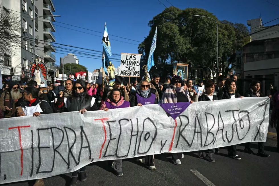 Argentinos transforman peregrinación en marcha contra Milei