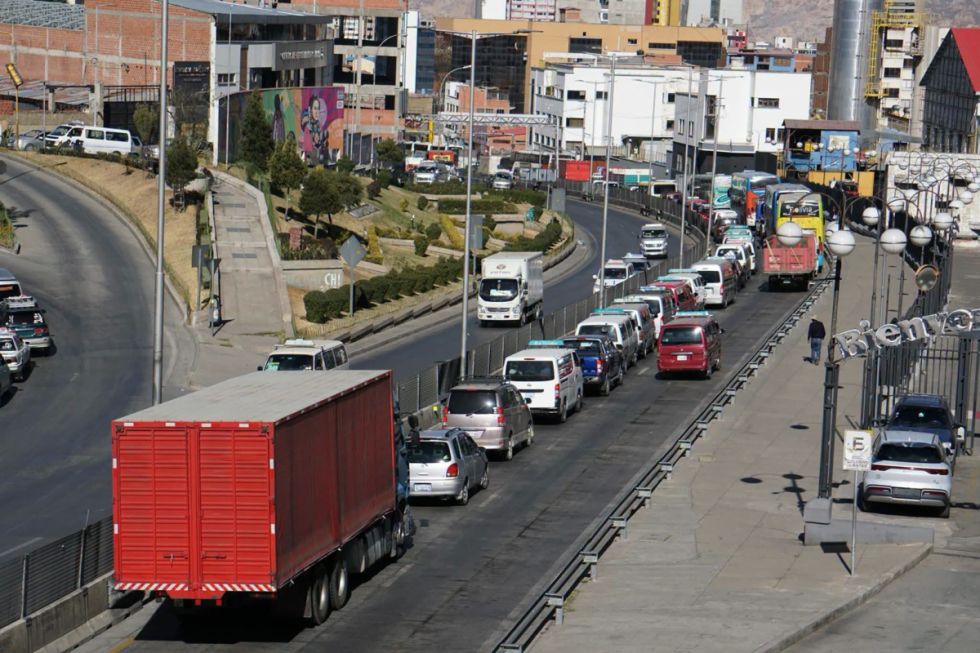 Diputado: Filas por combustible seguirán porque el Gobierno “no tiene plata” y tiene mucha deuda