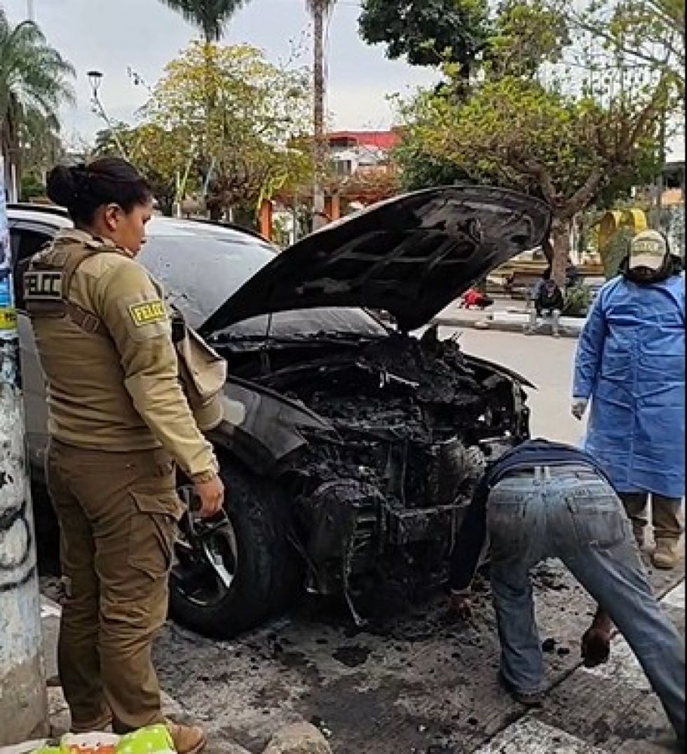 Misterioso ataque en Bermejo: incendian el vehículo de una abogada frente a la plaza