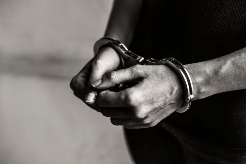 Lo denuncian por golpear y violar a una mujer