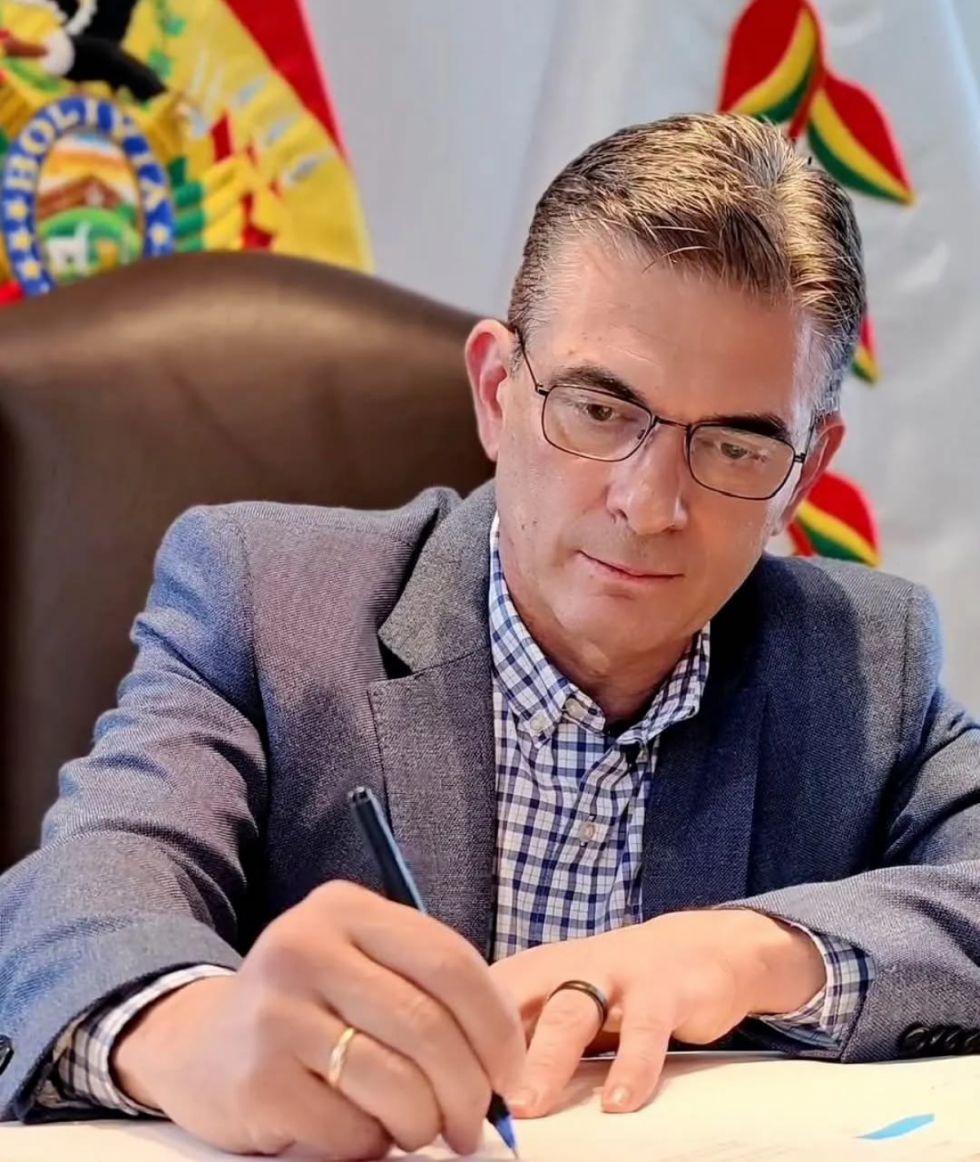 Gobierno elimina dos ministerios y redistribuye sus funciones entre otras carteras