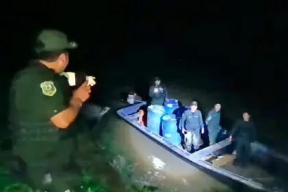 Policía intercepta barcaza que transportaba turriles con casi 800 litros de diésel; hay un aprehendido