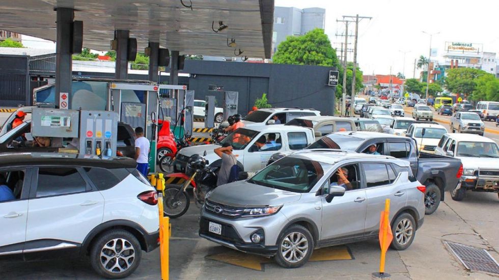 Sin fecha para resolver la crisis, Gobierno anuncia abastecimiento gradual de combustibles
