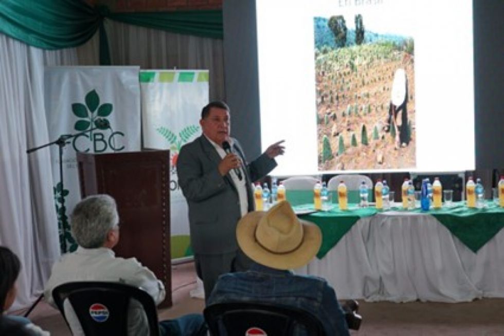 Ivar Reyes, expone las potencialidades de la tuna en climas secos como el Chaco.