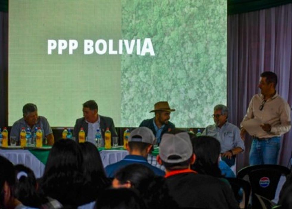 René Pereira, Ivar Reyes, Manuel Virieux, Luis Crespo y Juan Carlos Rivera, fueron parte del primer panel técnico sobre ganadería regenerativa. 