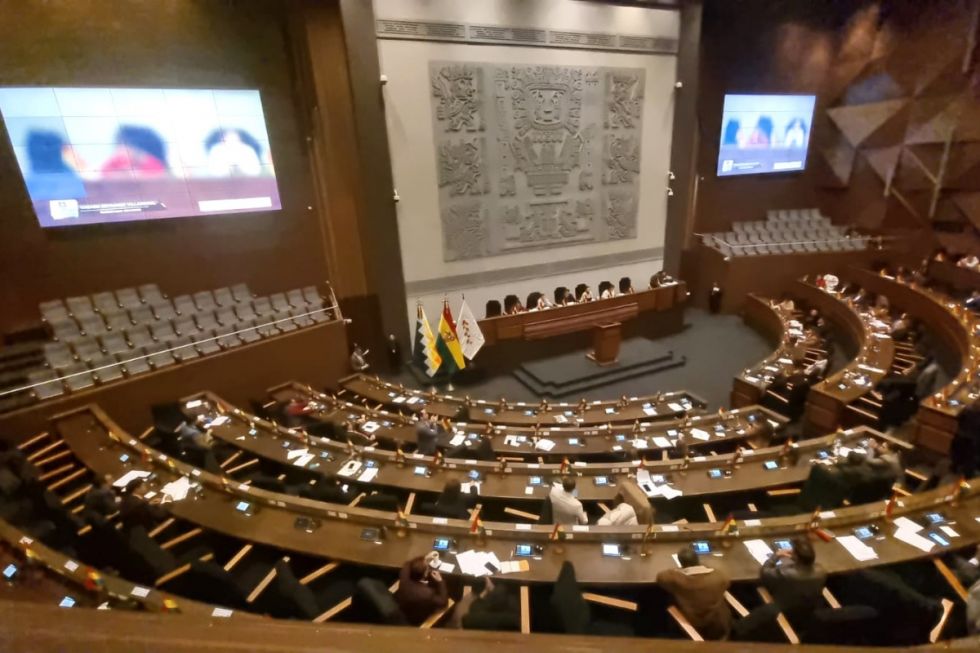 Asamblea censura al ministro de Economía en medio de advertencias de inconstitucionalidad