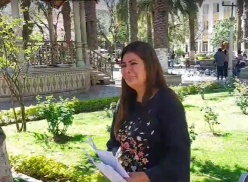 “Tengo miedo de que me mate”: mujer denuncia a su expareja policía por disparar dentro de la habitación