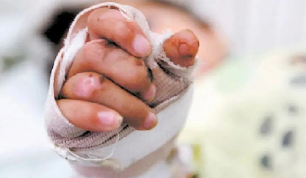Madre embarazada fue aprehendida tras quemar a su hija de nueve años con agua caliente